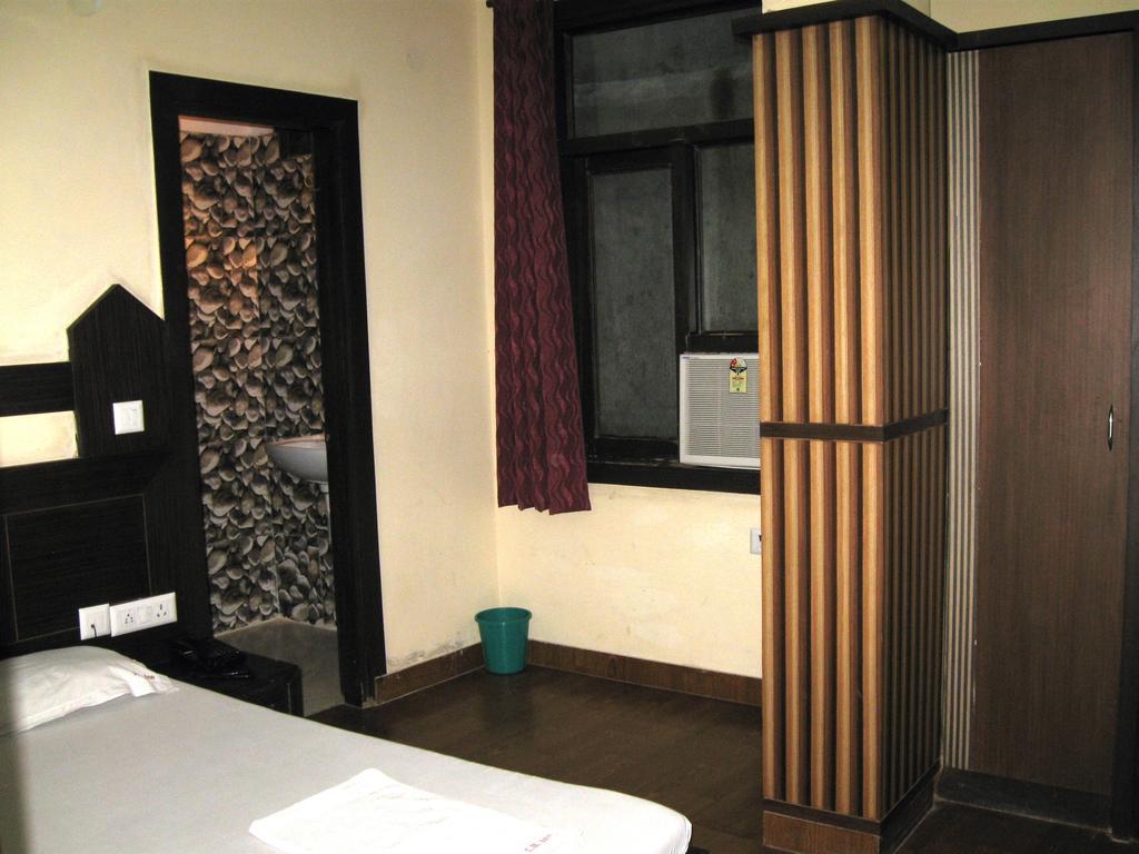 Hotel S B Inn Nueva Delhi Habitación foto